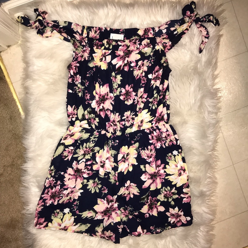 Cute floral/navy romper.  Great condition.  Sz L
